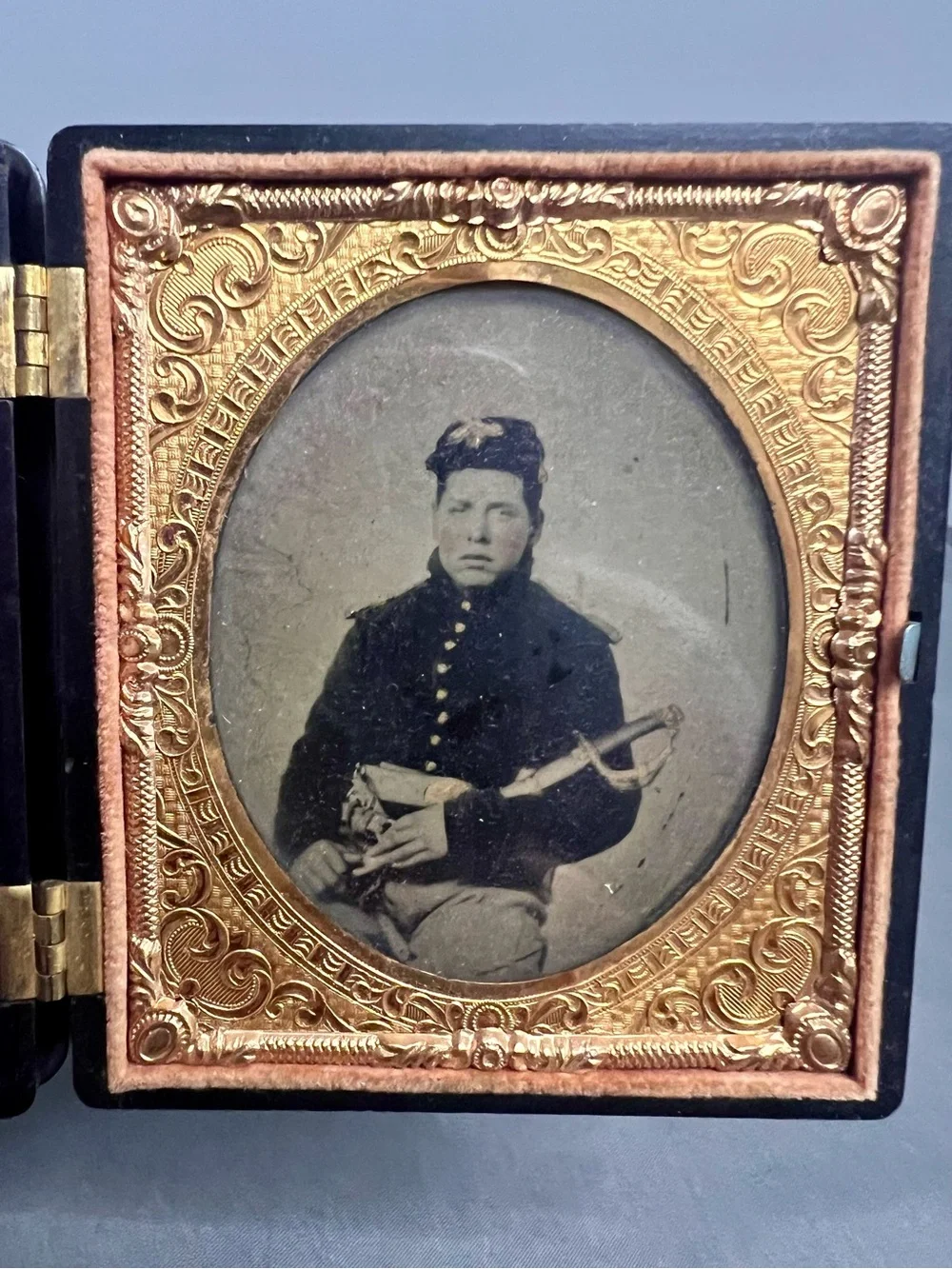 Antique Civil War Soldier W/ Sword Tintype Photo In Union Case Gutta Percha